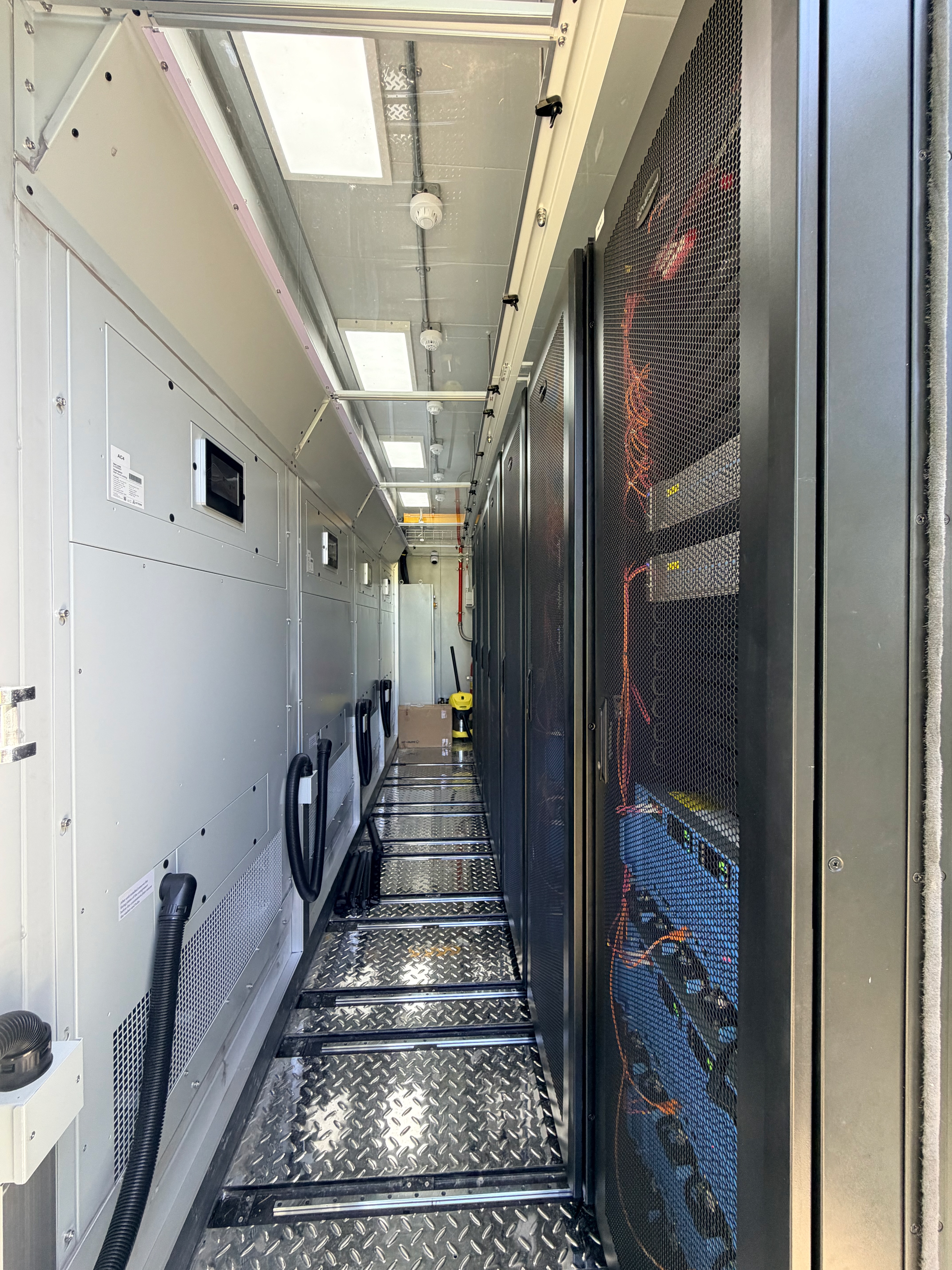Technical interior of the operational Policloud P100