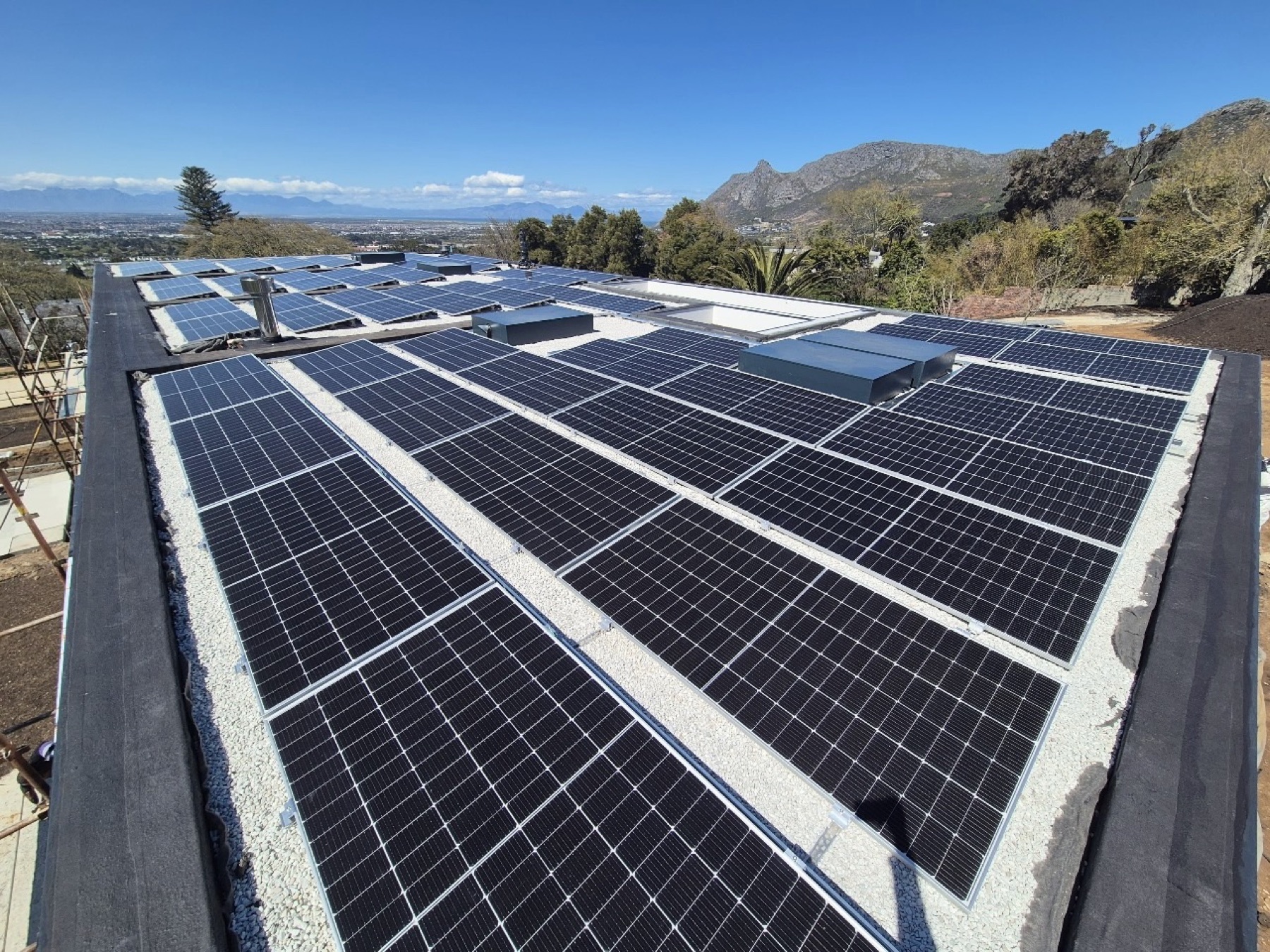 Photovoltaic installation on a rooftop